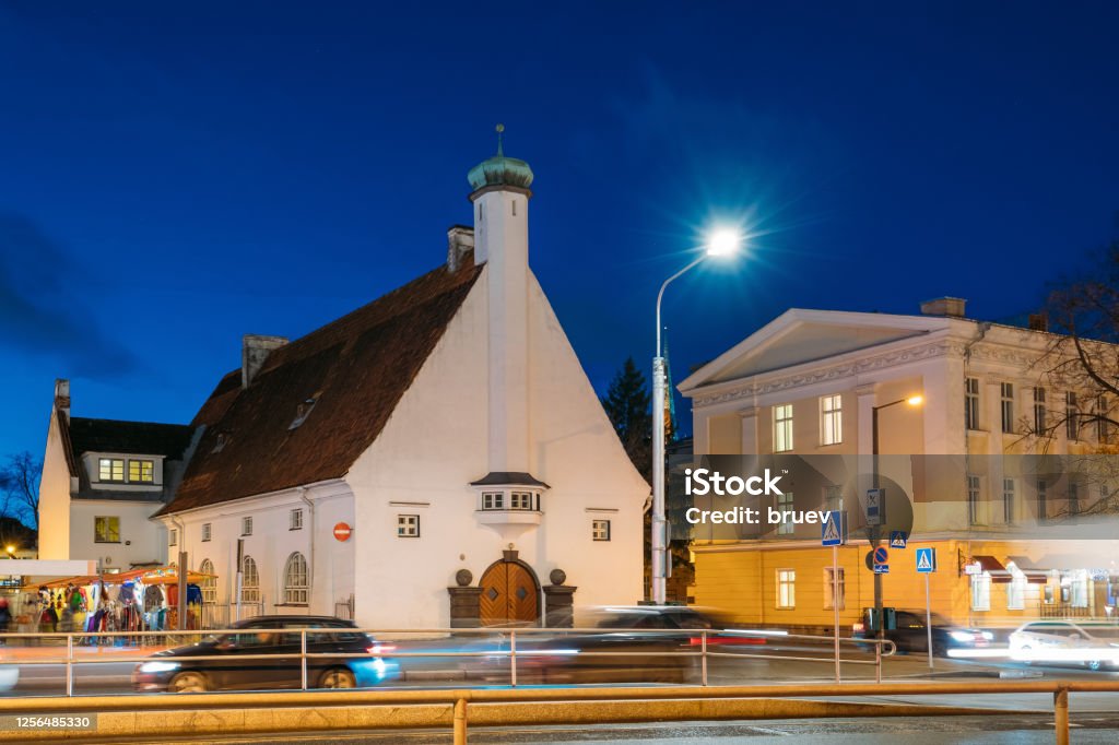 Tallin Estonia Vista De La Iglesia Adventista Del Séptimo Día En El Bulevar  Del Mar En Iluminaciones Nocturnas Por La Noche Foto de stock y más banco  de imágenes de Día -