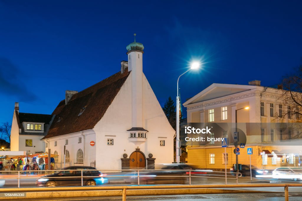 Tallin Estonia Vista De La Iglesia Adventista Del Séptimo Día En El Bulevar Del Mar En Iluminaciones Nocturnas Por La Noche Foto de stock y más banco de imágenes de Día - Tallin Estonia Vista De La Iglesia Adventista Del Séptimo Día En El Bulevar Del Mar En Iluminaciones Nocturnas Por La Noche Foto de stock y más banco de imágenes de Día -