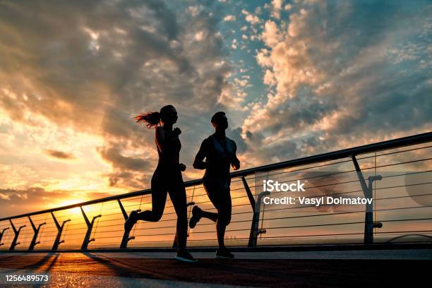 Paar Das Auf Der Straße Sport Macht Stockfoto und mehr Bilder von Joggen - Joggen, Rennen - Körperliche Aktivität, Sonnenuntergang