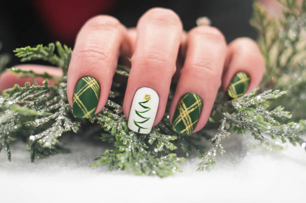 diseño de arte de uñas de árbol de navidad y plaid - fingernail manicure beauty decoration fotografías e imágenes de stock