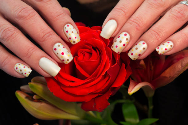 polka dots nail art design - 5553 - fotografias e filmes do acervo