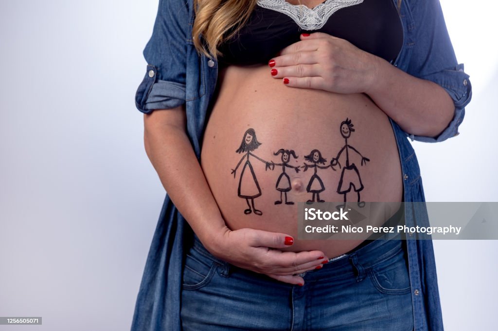  Mujer Embarazada Con Un Dibujo Familiar En Su Barriga Foto de stock y más  banco de imágenes de Embarazada - iStock
