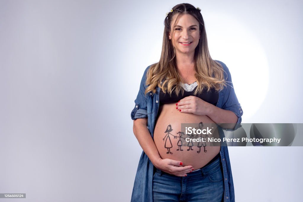  Mujer Embarazada Con Un Dibujo Familiar En Su Barriga Foto de stock y más  banco de imágenes de Abdomen - iStock