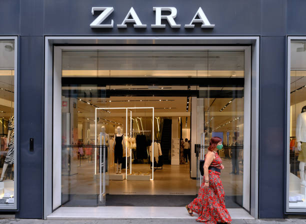10+ Zara Mujer Vestidos Fotografías de stock, fotos e imágenes
