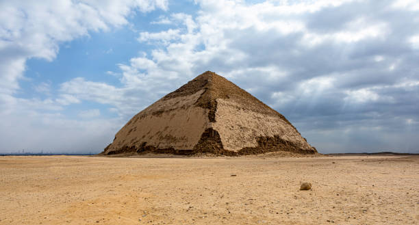 piramide piegata - snofru foto e immagini stock