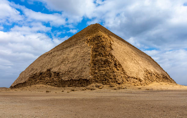 piramide piegata - snofru foto e immagini stock