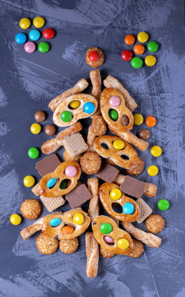 arbre de noël fait de différents biscuits, gaufres et bonbons. vue supérieure - cookie christmas shortbread christmas tree photos et images de collection