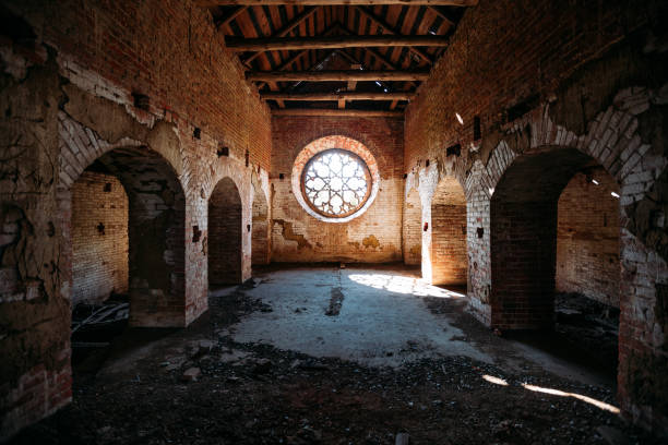 круглое витражное окно в старом заброшенном замке - abandoned church indoors dirty стоковые фото и изображения