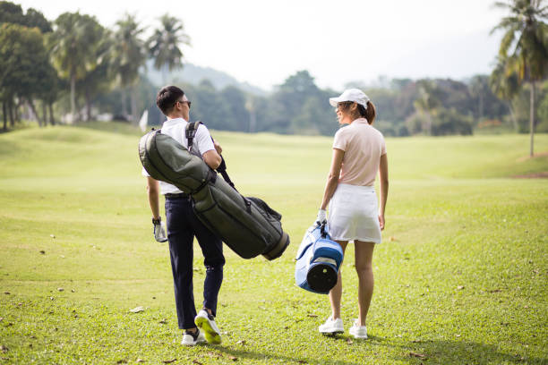 골프백을 들고 골프장에서 함께 걷고 있는 아시아 중국인 부부. - beautiful golf course relaxation happiness 뉴스 사진 �이미지