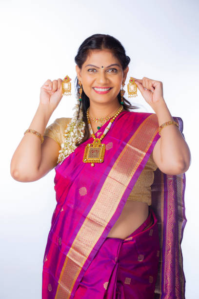 unga sydindiska kvinna - lager foto - hand gold jewels bildbanksfoton och bilder