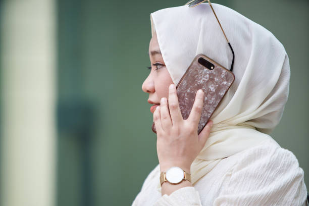 perfil ver mulher malaia usando hijab usando telefone - hijab profile teenager islam - fotografias e filmes do acervo