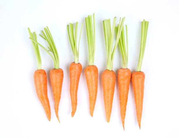 оранжевая морковь на белом фоне, свежий сырой овощ. - carrot isolated white carotene стоковые фото и изображения
