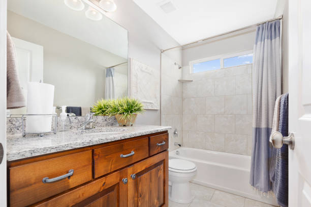 великолепная ванная комната с темным краснодеревщиком среди белого окружения - shower curtain стоковые фото и изображения