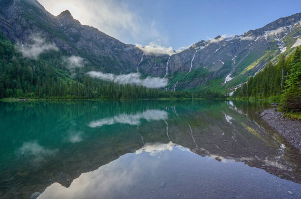 the beautiful natural scenery of glacier national park's avalanche lake area during the summer in montana, usa. - mount grinnel imagens e fotografias de stock