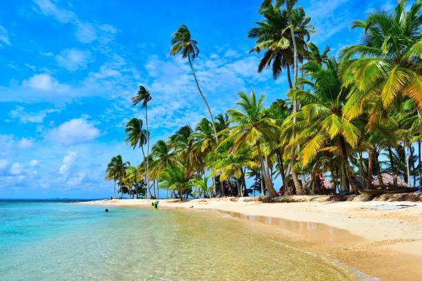 San Blas Islands in Panama The San Blas archipelago located in the Caribbean Sea of ​​the Republic of Panama, has 365 islands. El archipiélago de San Blas ubicado en el Mar Caribe de la República de Panamá, cuenta con 365 islas. kuna yala stock pictures, royalty-free photos & images