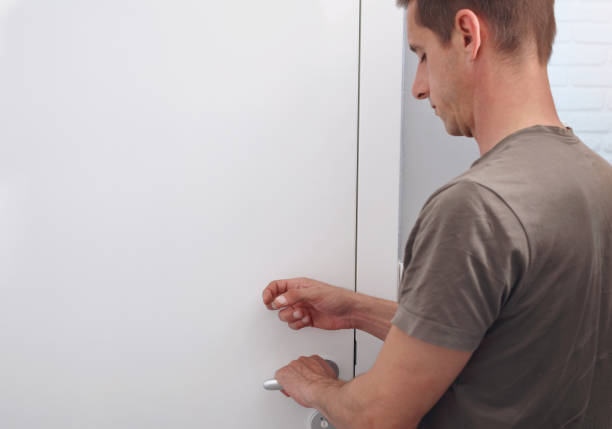 homme frappant à la porte avant d’entrer, concept de famille et d’espace personnel. règles de comportement familial pendant le verrouillage du coronavirus - door attendant photos et images de collection