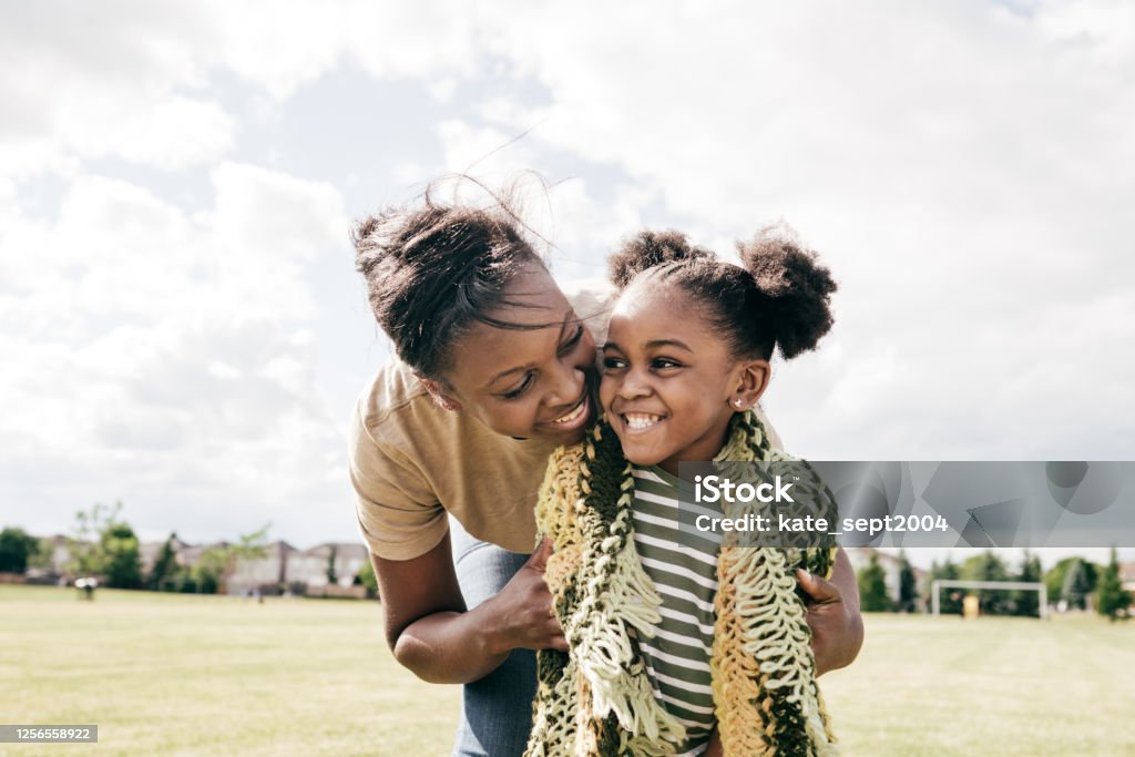Mama und kleine Tochter im Freien - Lizenzfrei Familie Stock-Foto