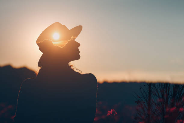 salud mental y negocios. silueta de joven empresaria adulta. - imagination fotografías e imágenes de stock