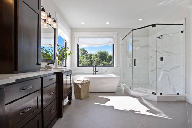 大きなガラスシャワー付きマスターバスルームでモダンな贅沢 - bathroom shower glass contemporary ストックフォトと画像