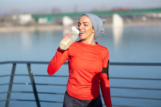 portret atrakcyjnej młodej sportsmenki uśmiechniętej - exercising sensuality water bottle relaxation exercise zdjęcia i obrazy z banku zdjęć