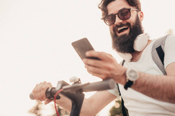 excited hipster browsing smartphone - hipster people surfing the net internet imagens e fotografias de stock