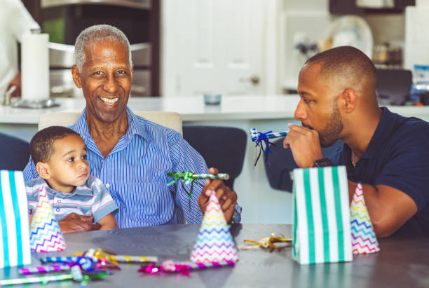 다세대 아프리카계 미국인 가족이 생일을 축하합니다. - long life cake birthday cake grandparent 뉴스 사진 이미지