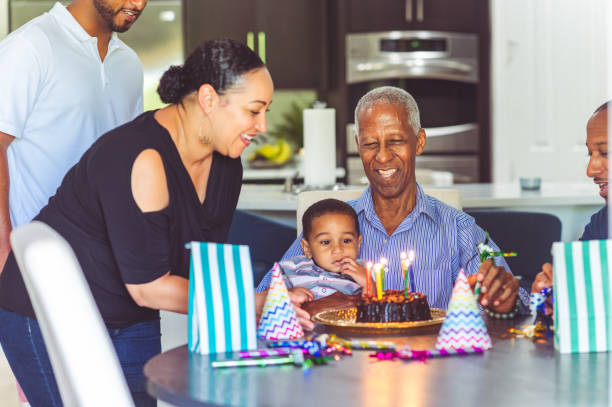 �다세대 아프리카계 미국인 가족이 생일을 축하합니다. - long life cake birthday cake grandparent 뉴스 사진 이미지