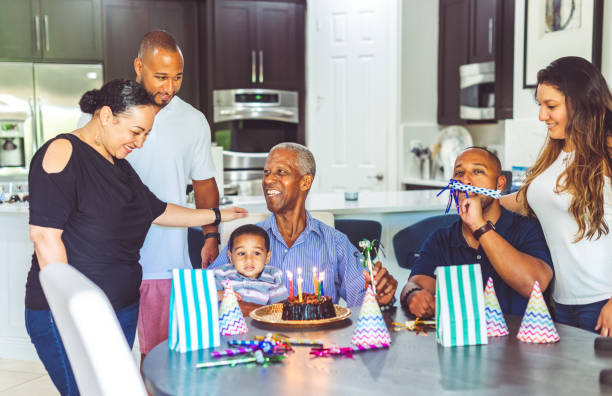 다세대 아프리카계 미국인 가족이 생일을 축하합니다. - long life cake birthday cake grandparent 뉴스 사진 이미지