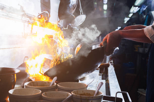 พ่อครัวผัดปรุงอาหาร