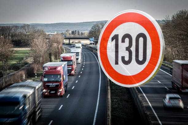 tempolimit130 an autobahn, autobahn deutschland - geschwindigkeitsbegrenzung stock-fotos und bilder