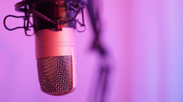 audio podcast registrazione microfono studio - blurred motion audio foto e immagini stock