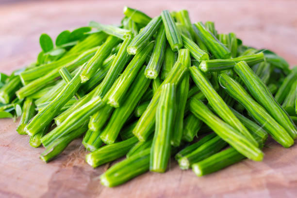 kuvapankkikuvat ja rojaltivapaat kuvat aiheesta terveet rumpukapulat puisella backrgoundilla - moringa oleifera