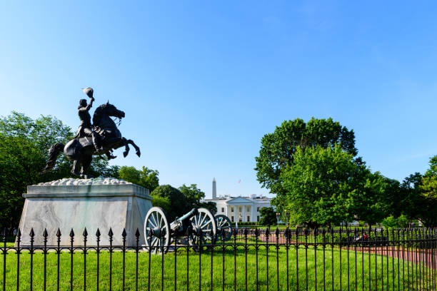 widok białego domu i pomnika jeździeckiego andrew jacksona z placu lafayette w waszyngtonie - washington dc monument sky famous place zdjęcia i obrazy z banku zdjęć