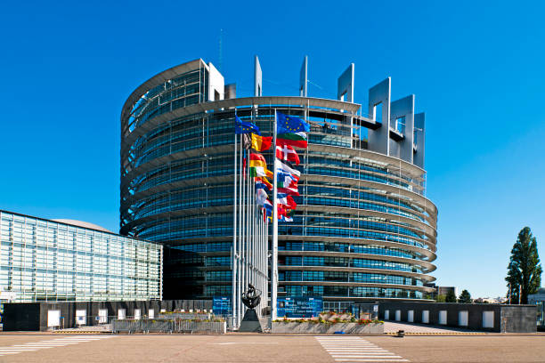 le bâtiment du parlement européen à strasbourg - city government town hall government building photos et images de collection
