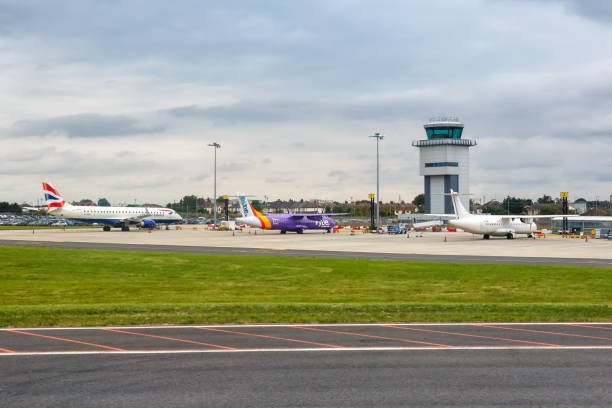 самолеты в лондонском аэропорту саутенд в англии - flybe стоковые фото и изображения