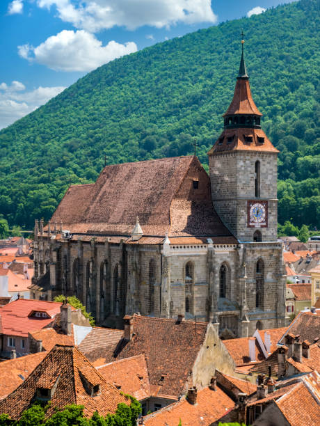 czarny kościół (biserica neagra) znajduje się w centrum braszowa z góry tampa w tle.. słynna atrakcja turystyczna. - european culture spirituality traditional culture famous place zdjęcia i obrazy z banku zdjęć