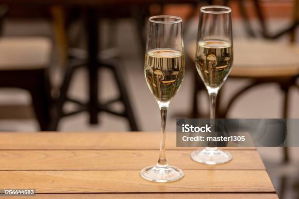 スパークリングシャンパンのグラスクローズアップ暖かい色祝賀イベント休日ドリンクコンセプト - お祝いのストックフォトや画像を多数ご用意 - お祝い, アルコール飲料, カップル