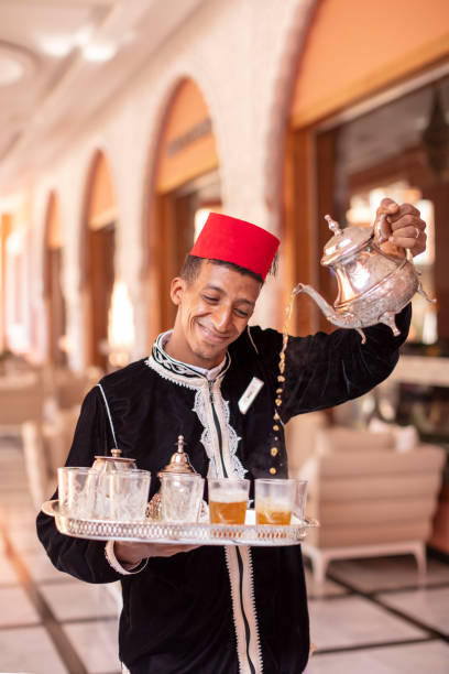 tè alla menta tradizionale marocchino - morocco tea glass mint tea foto e immagini stock