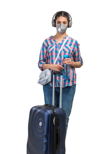 une adolescente voyageant seule portant le masque n95 et avec une valise pendant la pandémie de covid-19 - indian girls audio photos et images de collection