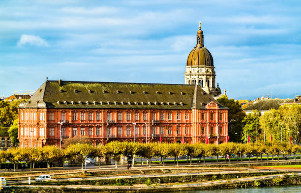 il palazzo elettorale e la chiesa di cristo a magonza, germania - electoral palace foto e immagini stock