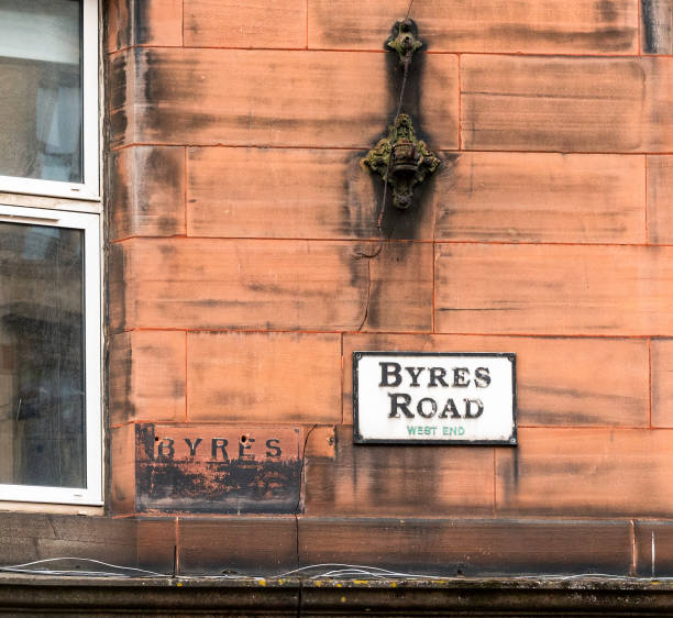 байрс-роуд знак в вест-энде глазго - glasgow street name sign scotland city street стоковые фото и изображения