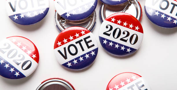 pulsanti del badge elettorale voto america su sfondo bianco - voting election badge straight pin foto e immagini stock