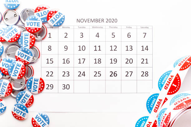 sfondo patriota con un calendario, 2020, elezioni presidenziali - voting election badge straight pin foto e immagini stock