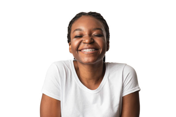 glückliche afroamerikanische frau lächelnd mit augen geschlossen, weißer hintergrund - condition optimal text healthy lifestyle stock-fotos und bilder
