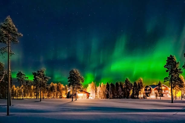 aurore boréale (aussi connue sous le nom de aurores boréales ou polaires) au-delà du cercle arctique en laponie en hiver. - laponie photos et images de collection