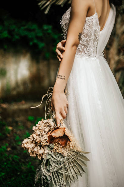 tattooed bride and bridal bouquet detail - wedding dress bouquet wedding bride imagens e fotografias de stock