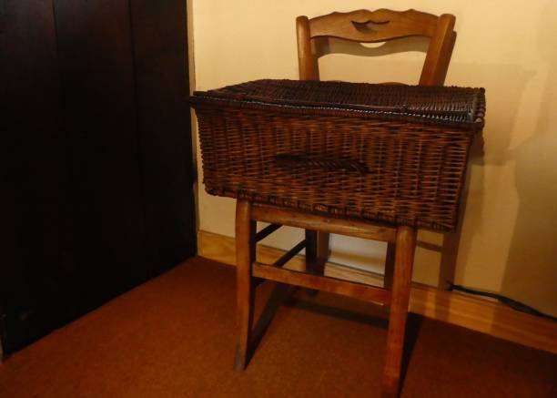 this wicker suitcase closes with a stick on top. Placed on a chair it serves as a decoration in the house upstairs, which gives a desire to escape or go on vacation. The wicker trunk is also called a panière