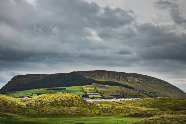 knocknarea hügel oder berg mit dem queen maeve trail - sligo stock-fotos und bilder