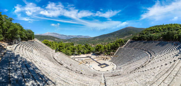 ギリシャのエピダウロス円形劇場 - epidaurus greece epidavros amphitheater ストックフォトと画像