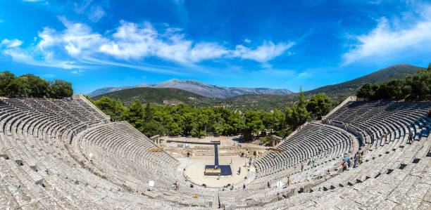 epidaurus amphitheater w grecji - epidaurus greece epidavros amphitheater zdjęcia i obrazy z banku zdjęć